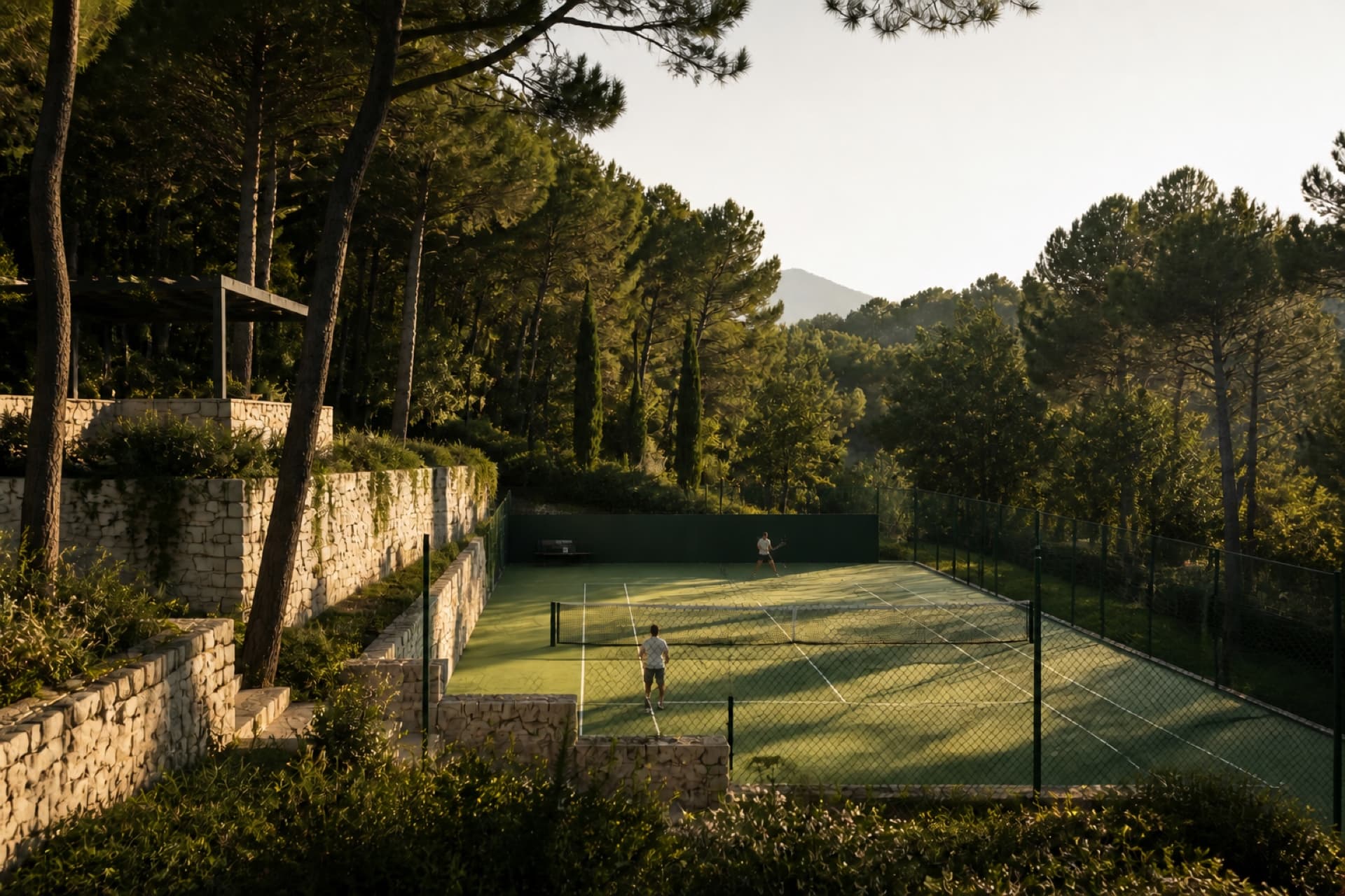Doğayla çevrili Ada Country tenis kortu